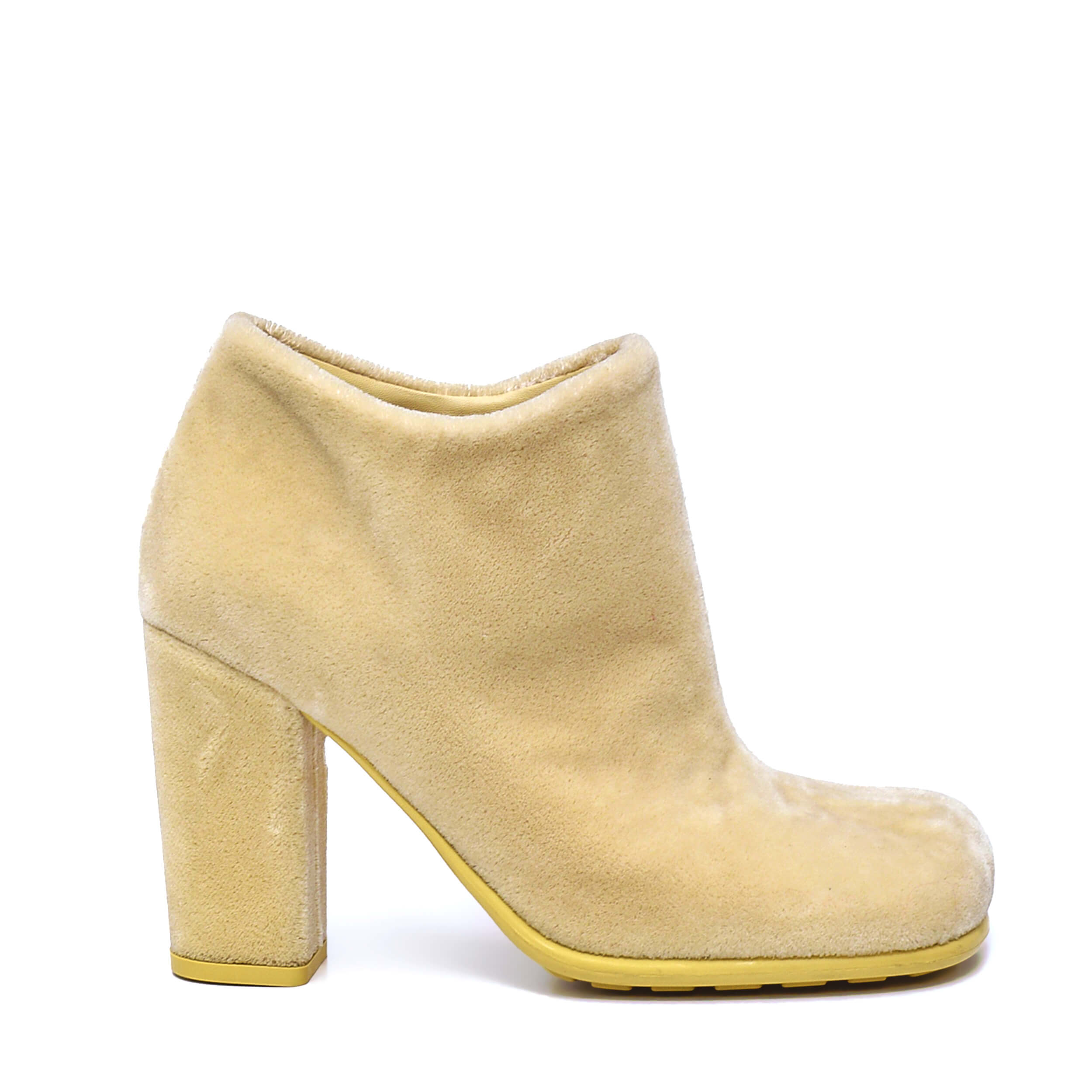 Bottega Veneta - Cream Storm Teddy Ankle Boots / 38